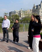 網(wǎng)友參觀晉陽(yáng)湖
　　晉陽(yáng)湖項(xiàng)目原投資計(jì)劃為2.2億元，區(qū)域內(nèi)五座橋?yàn)榫坝^橋。為完善其功能，強(qiáng)化景觀提升效果，對(duì)部分項(xiàng)目進(jìn)行了優(yōu)化、提升，包括將區(qū)域內(nèi)五座景觀橋改為市政橋并新增兩座市政橋。