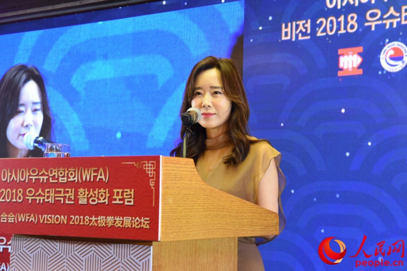 人民網(wǎng)韓國(guó)公司總經(jīng)理周玉波出席論壇並致辭。裴埈基攝