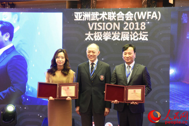 霍震寰主席向周玉波總經(jīng)理和樸昶范會長頒發(fā)了功勞獎。裴埈基攝