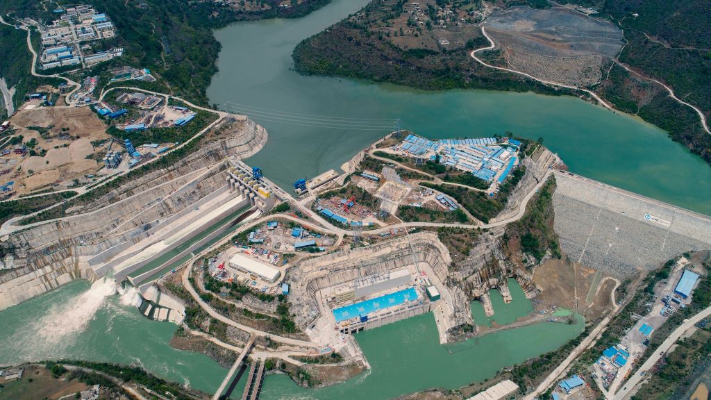 中巴經(jīng)濟(jì)走廊首個水電項目——巴基斯坦卡洛特水電站。（三峽集團(tuán)供圖）