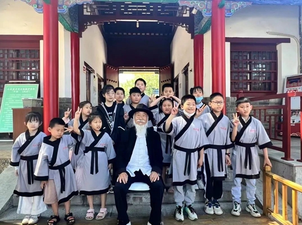 聽孔廟歷史見證人——白胡子爺爺講述臨沂城過去的故事。臨沂市博物館供圖