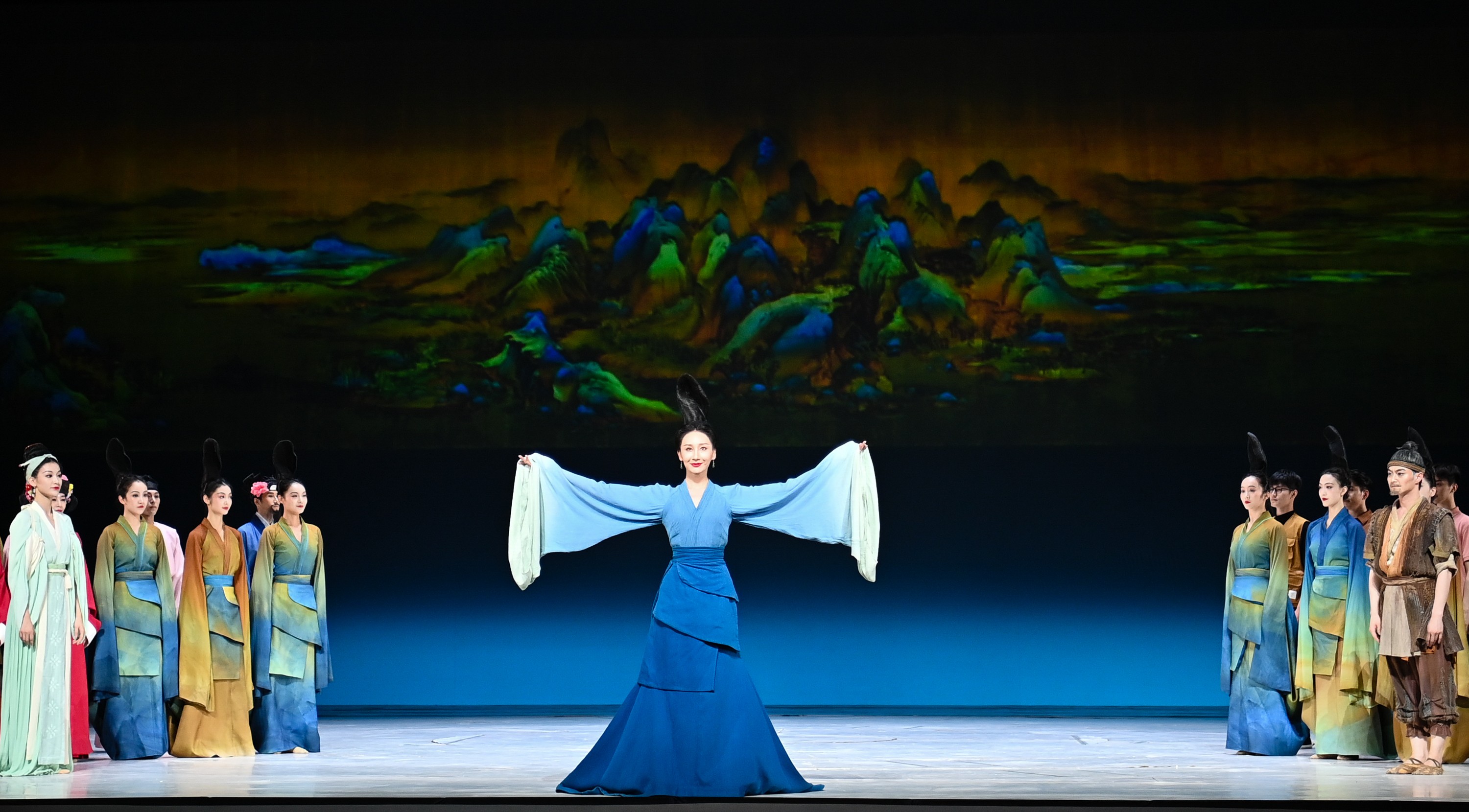2023年7月20日，中國東方演藝集團演員在烏魯木齊文化中心大劇院表演舞蹈詩劇《只此青綠》。新華社記者 李響 攝