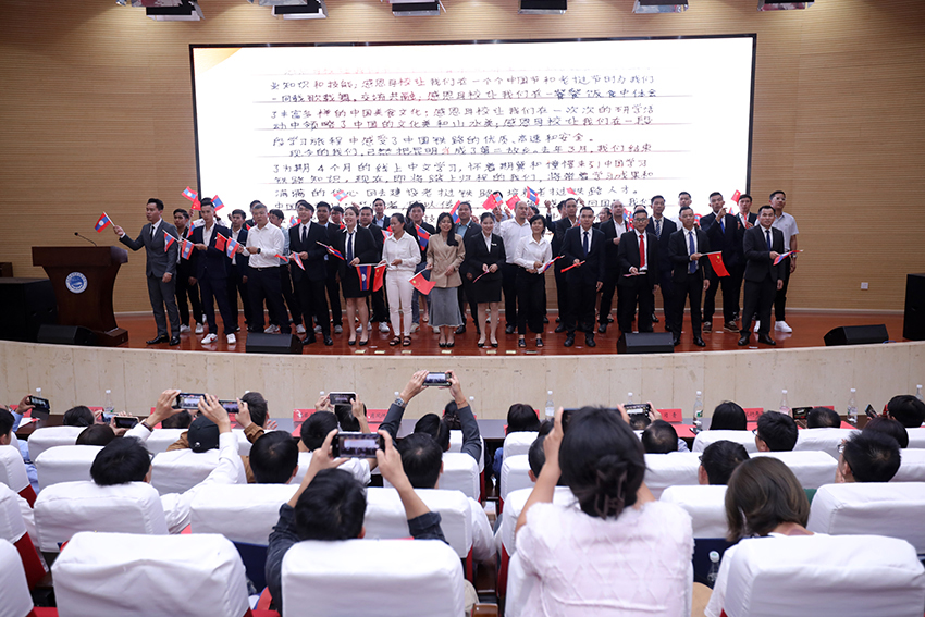 7月31日，昆明鐵道職業(yè)技術(shù)學(xué)院舉行援老撾鐵道職業(yè)技術(shù)學(xué)院項目教育能力建設(shè)教師培養(yǎng)班結(jié)業(yè)典禮。 昆明鐵道職業(yè)技術(shù)學(xué)院供圖