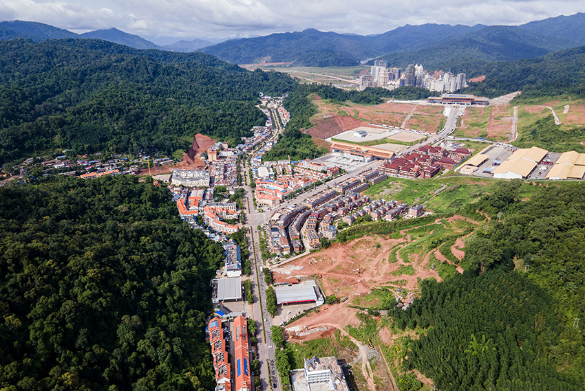 磨憨口岸俯瞰，右前方高層白色建筑群為老撾境內(nèi)。人民網(wǎng)記者 符皓攝