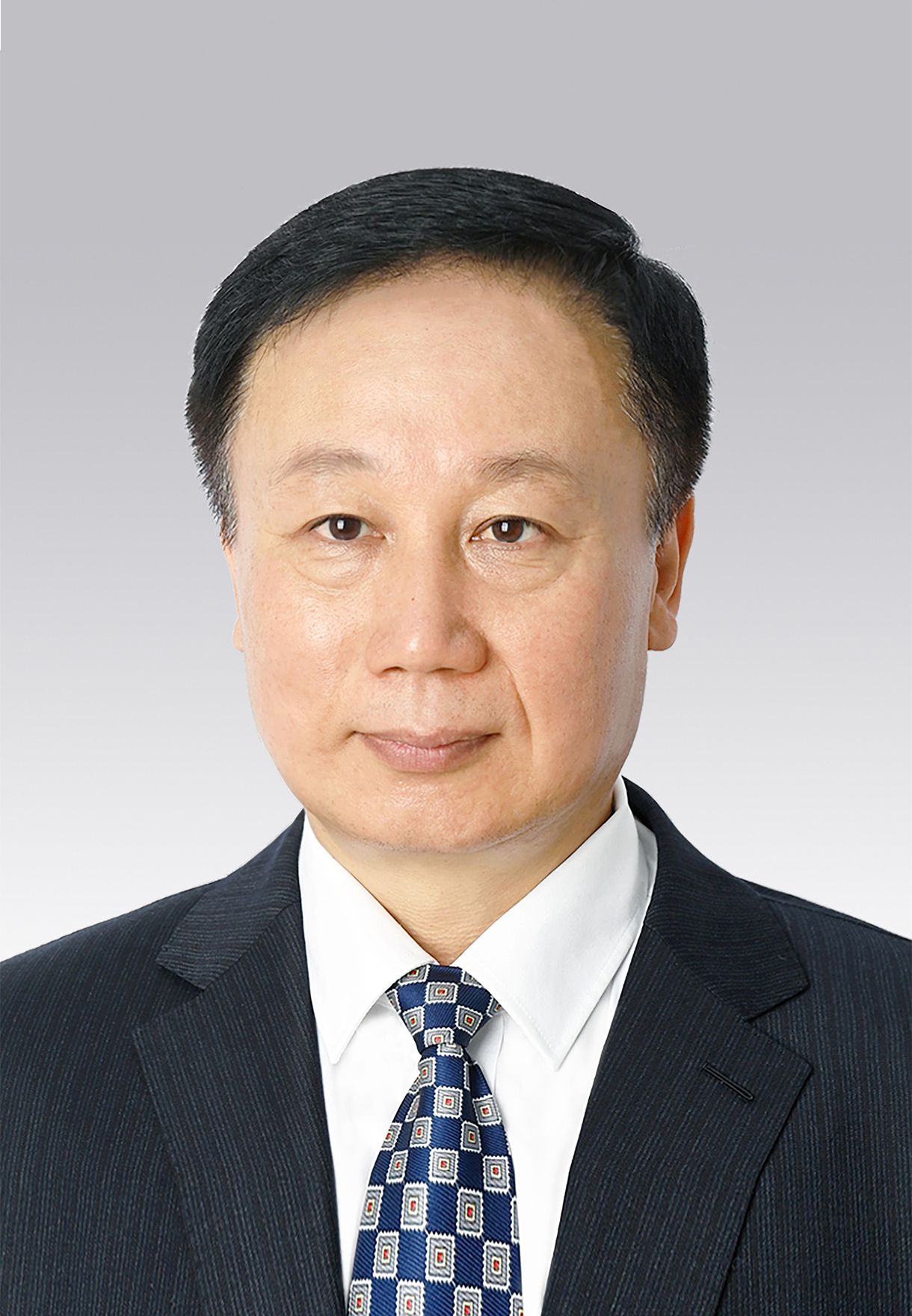 馬宏偉，男，滿族，1969年4月生，研究生學(xué)歷，中共黨員，現(xiàn)任人民日報社副總編輯。