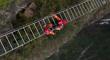 千米崖壁間消防員開展實戰(zhàn)演練